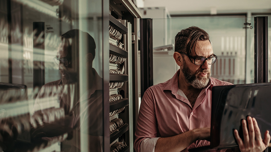 IT 工作人员检查服务器