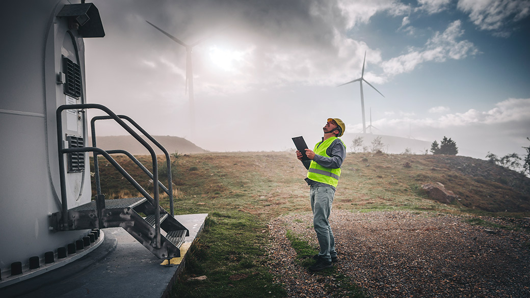工程师抬头检查风力涡轮机