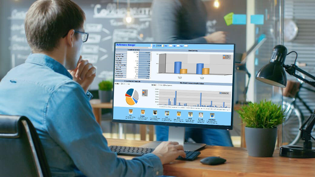 分析员查看电脑屏幕上的统计数据